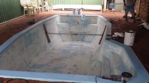 bracing-and-emptying-fibreglass-pool-resurfacing